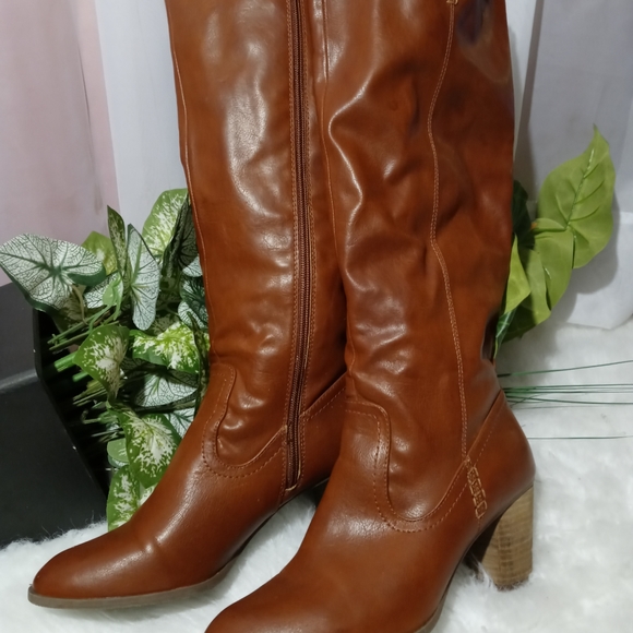 Women Boots - Picture 1 of 5